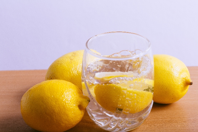 炭酸水にレモンで効果が激増する！
